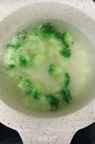 西蓝花土豆鳕鱼泥的做法步骤:2