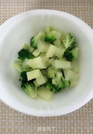 西蓝花土豆鳕鱼泥的做法步骤:3