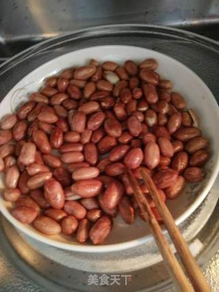 微波炉烤花生米的做法步骤:2