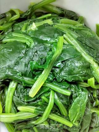 中午新做好的凉拌菜:姜汁菠菜;清爽的素菜:冬瓜炒虾皮的做法步骤:6