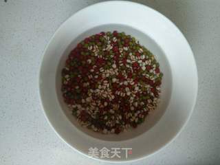 红豆绿豆高粱米粥的做法步骤:2