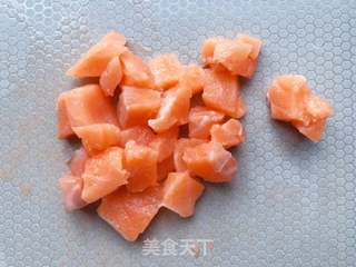 【宝宝辅食】三文鱼耳光炒饭的做法步骤:4