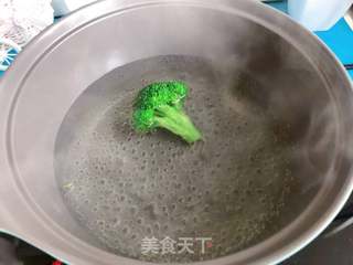 【宝宝辅食】三文鱼耳光炒饭的做法步骤:5