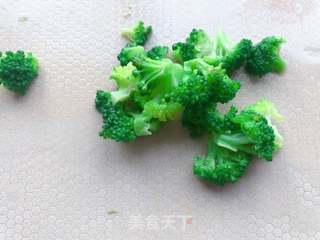 【宝宝辅食】三文鱼耳光炒饭的做法步骤:6