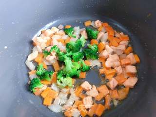 【宝宝辅食】三文鱼耳光炒饭的做法步骤:10