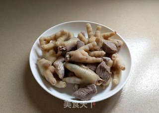 瘦肉鸡脚萝卜汤的做法步骤:3