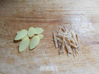 瘦肉鸡脚萝卜汤的做法步骤:4