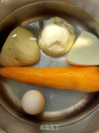美味的沙拉:土豆胡萝卜苹果黄瓜沙拉的做法步骤:2