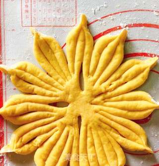向日葵馒头的做法步骤:10