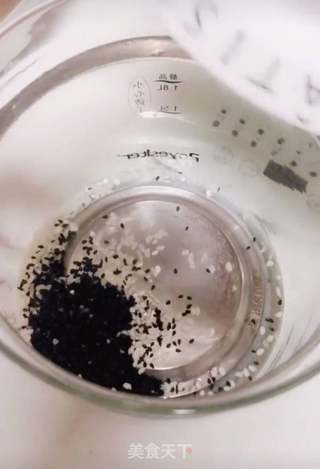 黑芝麻核桃粥的做法步骤：2