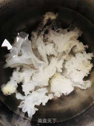 美容养颜雪耳炖的做法步骤：4