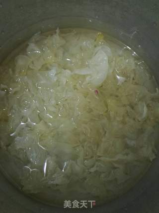蜜桃玫瑰银耳羹的做法步骤:3
