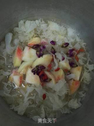 蜜桃玫瑰银耳羹的做法步骤:5