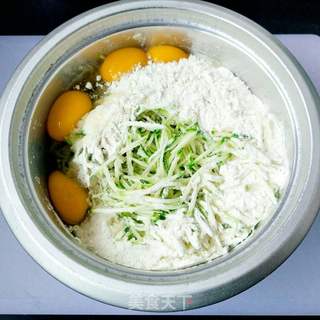 西葫芦鸡蛋饼的做法步骤:3