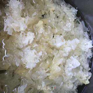 银耳莲子羹的做法步骤:2