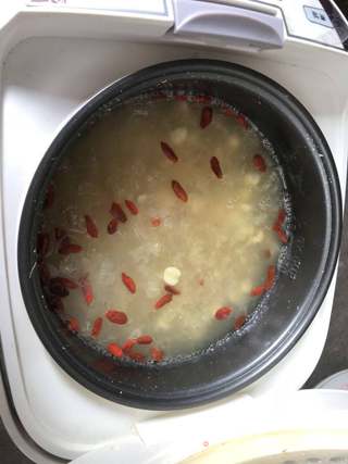 银耳莲子羹的做法步骤:4