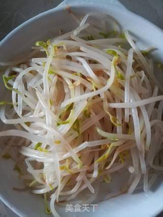 辣椒拌绿豆芽的做法步骤:2