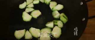 潮音潮人:鲜美墨鱼丝瓜汤的做法步骤:2
