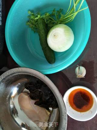 红油黄瓜拌鸡丝的做法步骤：1