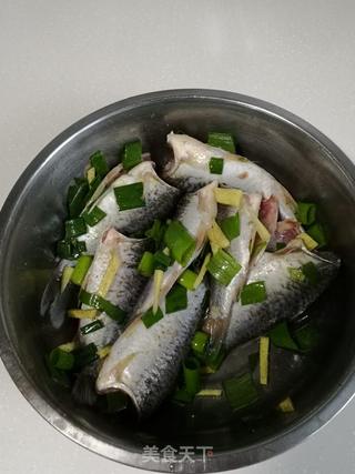 香煎小鲫鱼的做法步骤:3