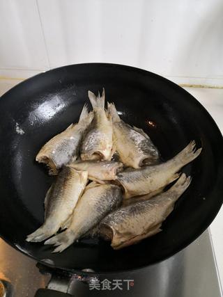 香煎小鲫鱼的做法步骤:4
