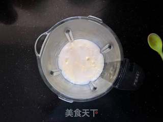 枇杷果酱奶油冰棍儿的做法步骤:2