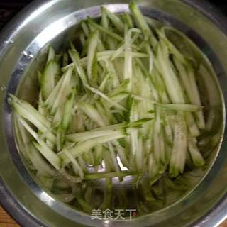 金枪鱼蔬菜拌饭的做法步骤:7