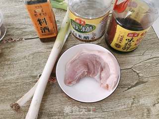 大葱炒肉的做法步骤：1