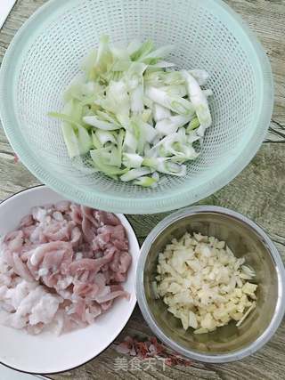 大葱炒肉的做法步骤：2