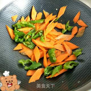 “ 快手小炒菜 ”尖椒胡萝卜炒鸡蛋的做法步骤：4