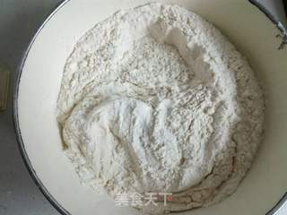黑芝麻花生糖三角的做法步骤:2