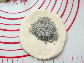 黑芝麻花生糖三角的做法步骤:10