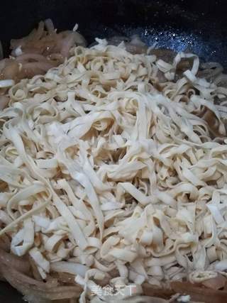 韭苔鸡蛋焖面的做法步骤:3