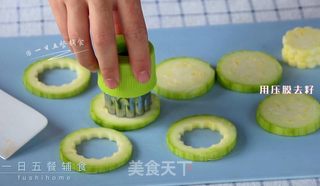 西葫芦三文鱼蛋饼的做法步骤:3