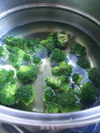 西兰花鸡蛋饼的做法步骤:2