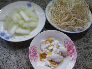 咸鸭蛋冬瓜汤面的做法步骤：1