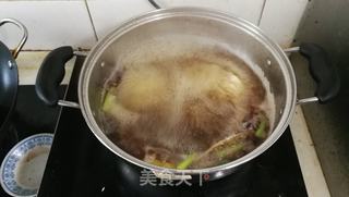 脆煮五香花生米的做法步骤:2