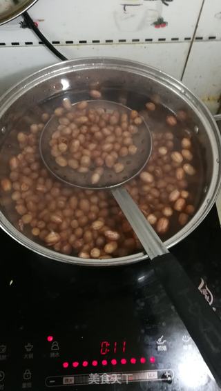 脆煮五香花生米的做法步骤:4