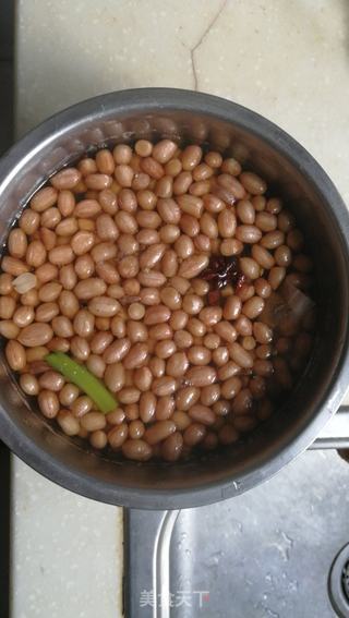 脆煮五香花生米的做法步骤:5