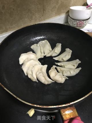 煎饺的做法步骤：1