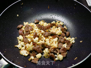 牛肉炒白菜花 的做法步骤:6