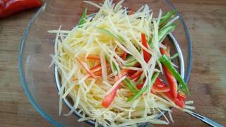 土豆丝卷饼的做法步骤:11