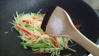 土豆丝卷饼的做法步骤:14