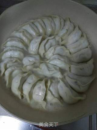 煎饺子的做法步骤:10