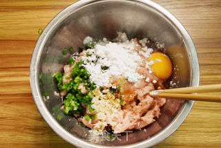 沙茶酱鸡肉丸子的做法步骤:4