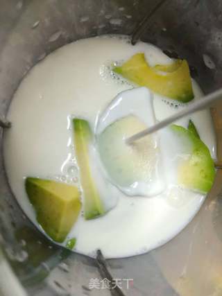 【兔子爱厨房】自制牛油果奶昔的做法步骤:3