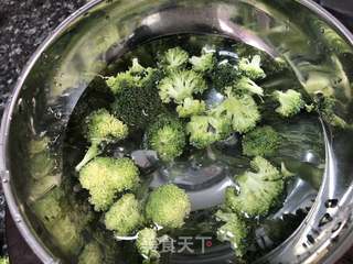 【兔子爱厨房】三文鱼西兰花拌饭~宝宝最爱(1岁以上)的做法步骤:4