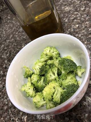 【兔子爱厨房】三文鱼西兰花拌饭~宝宝最爱(1岁以上)的做法步骤:5
