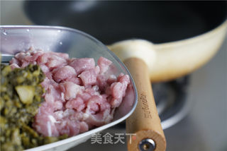 酸菜肉丁炒饭的做法步骤：2