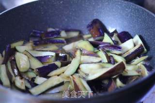 家常五花肉烧茄子的做法步骤:2